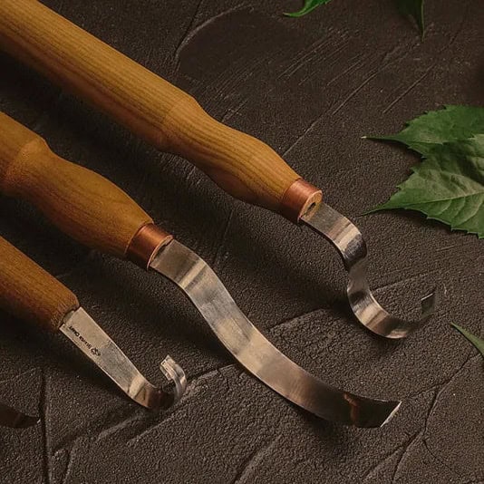 Houten gereedschap met metalen snijbladen voor outdoor gebruik.